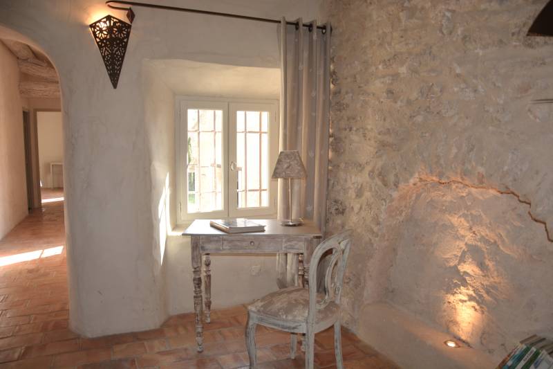 Location à Ménerbes, ancien mas rénové avec goût au cœur du Luberon   