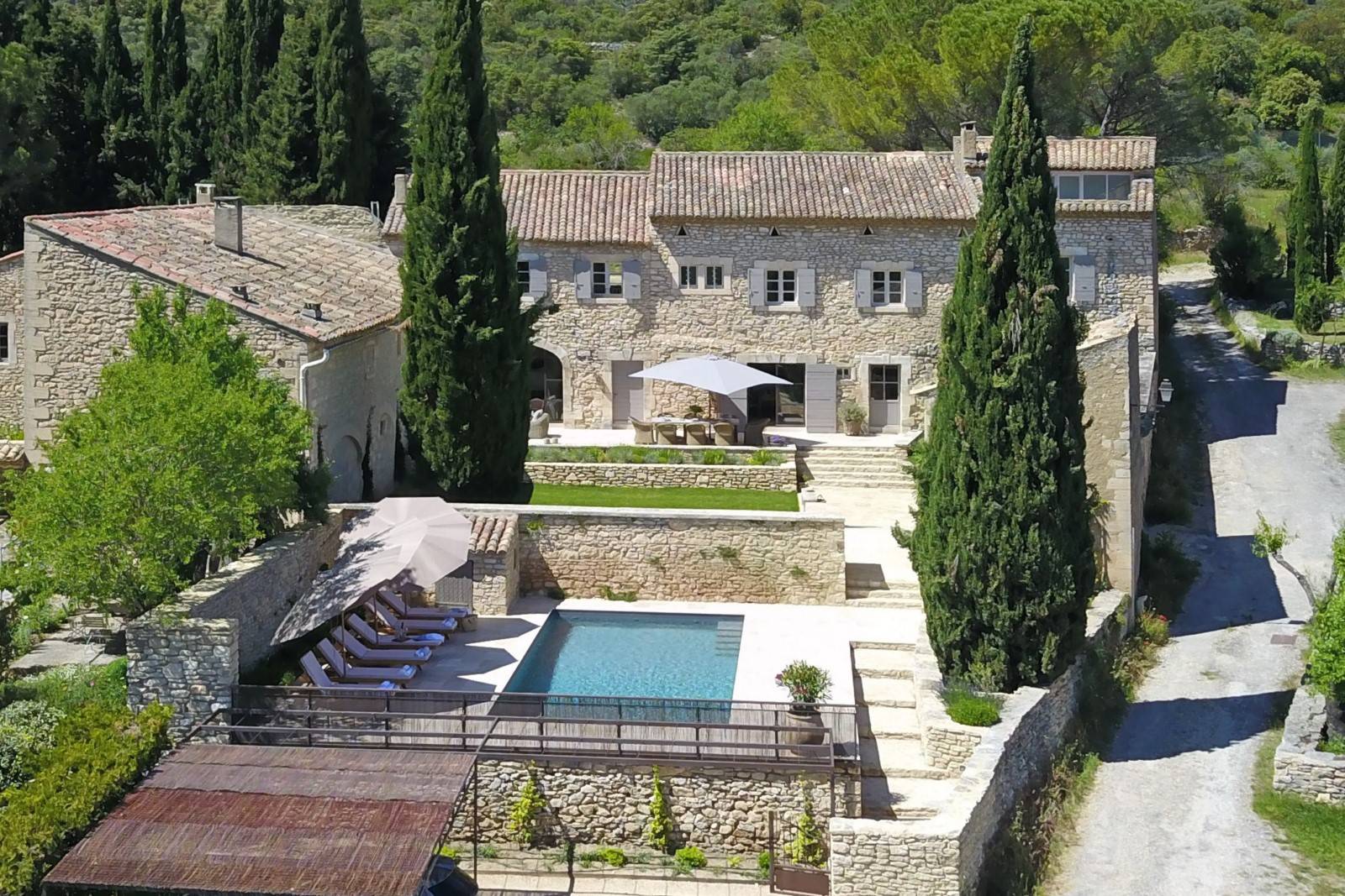 A Gordes, confortable maison de vacances pour 6 personnes avec piscine.     