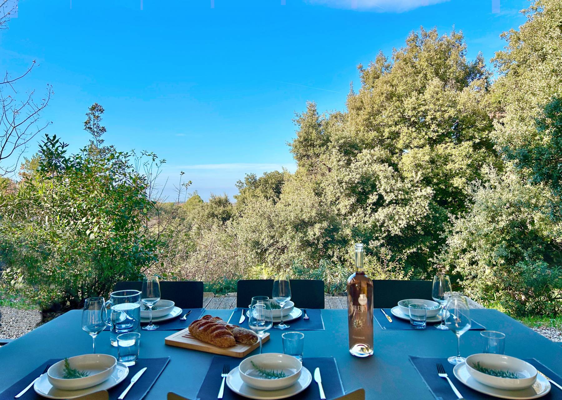 Location maison d’architecte ouverte sur la nature environnante avec vue   