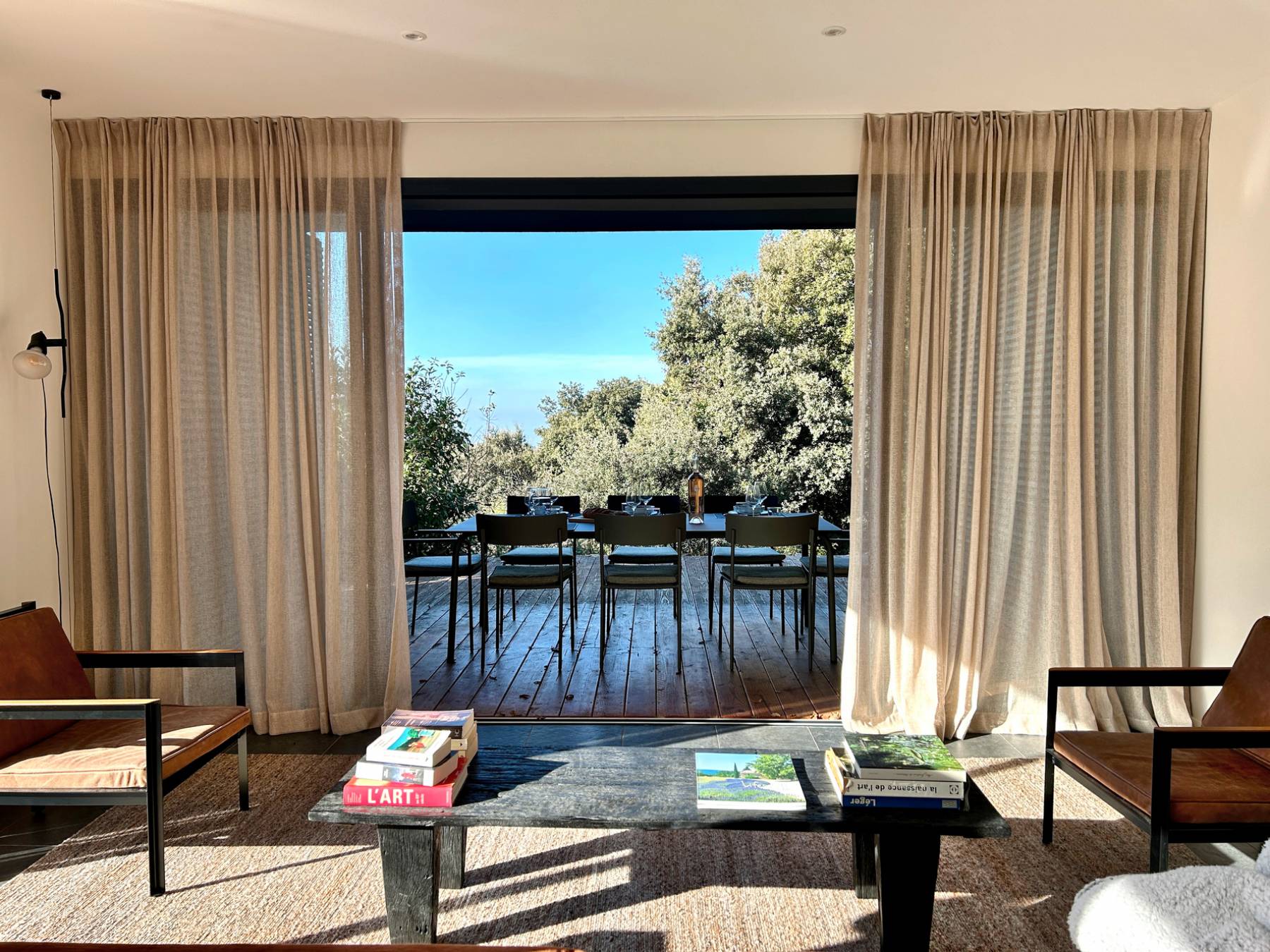 Location maison d’architecte ouverte sur la nature environnante avec vue   