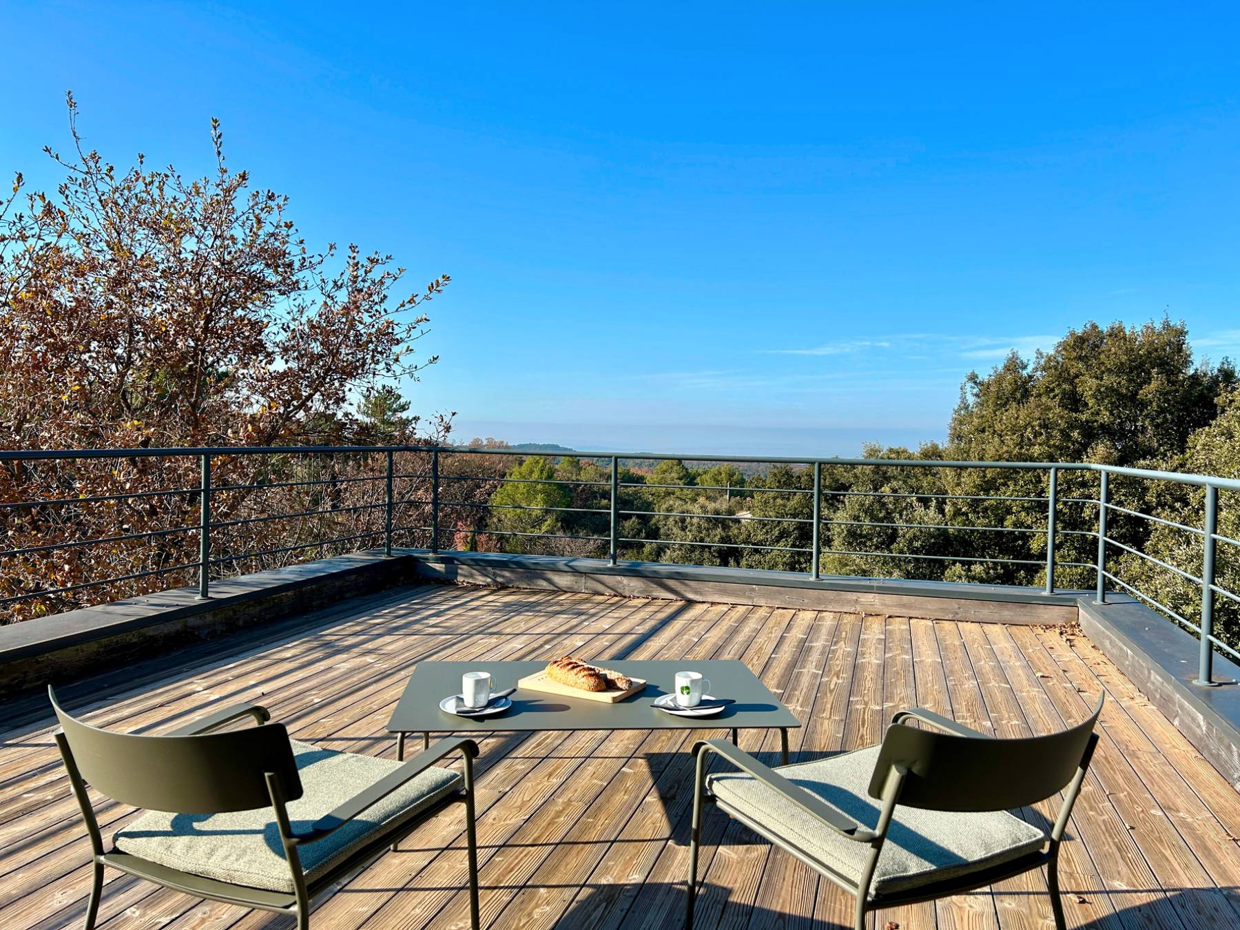 Location maison d’architecte ouverte sur la nature environnante avec vue   