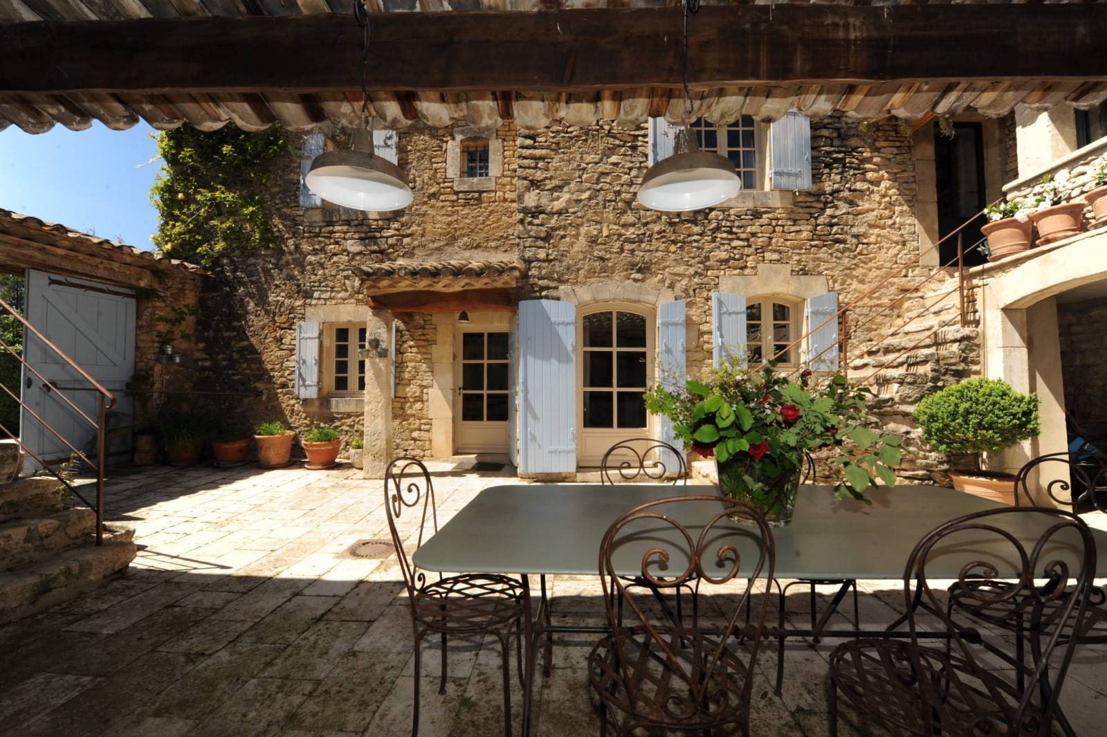 à Ménerbes, élégante propriété face au Luberon   