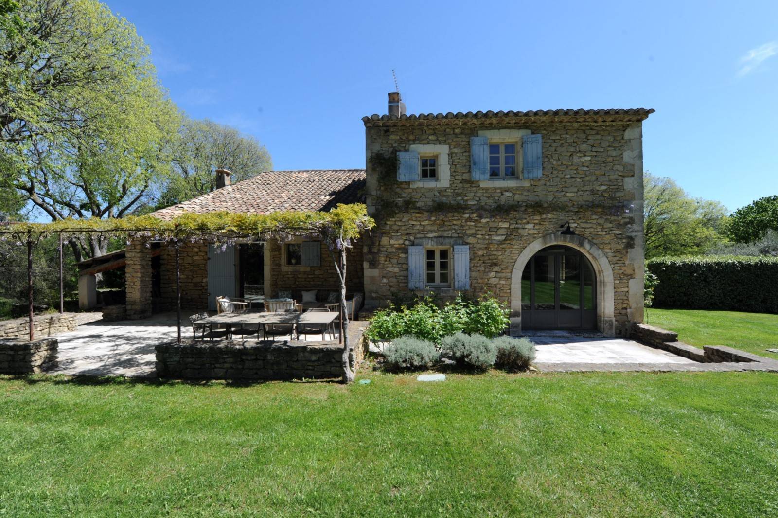 à Ménerbes, élégante propriété face au Luberon   
