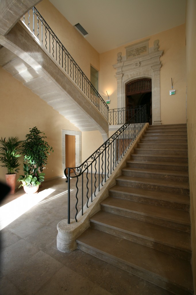Surperbe escalier de la mairie de Gordes