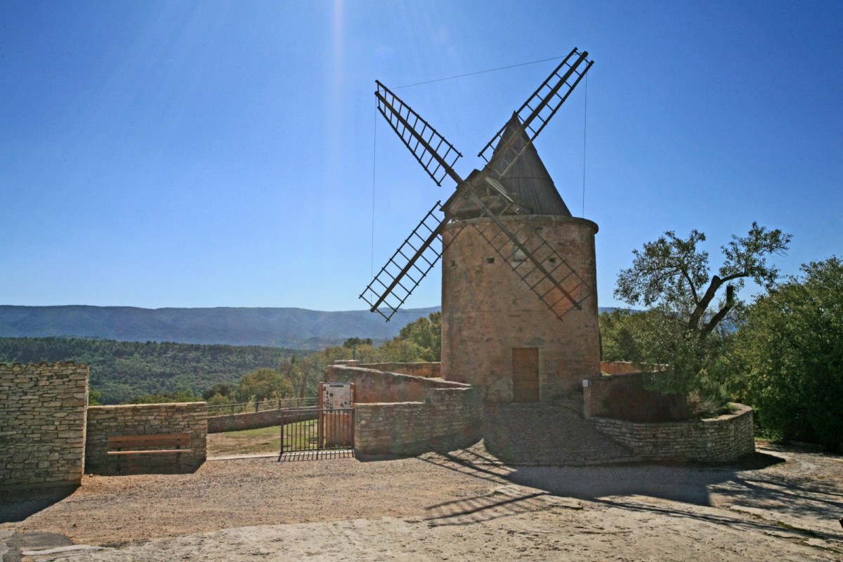Mairie de Goult 84220, village perché du nord Luberon   
