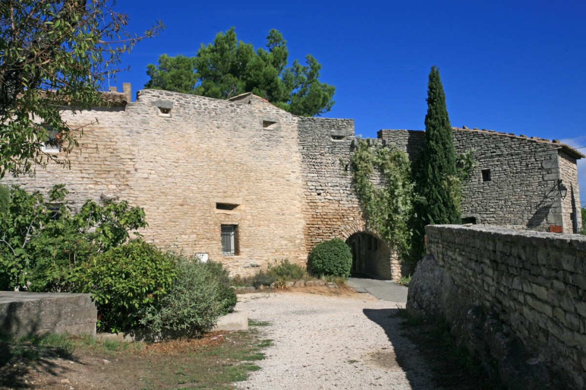 Mairie de Goult 84220, village perché du nord Luberon   