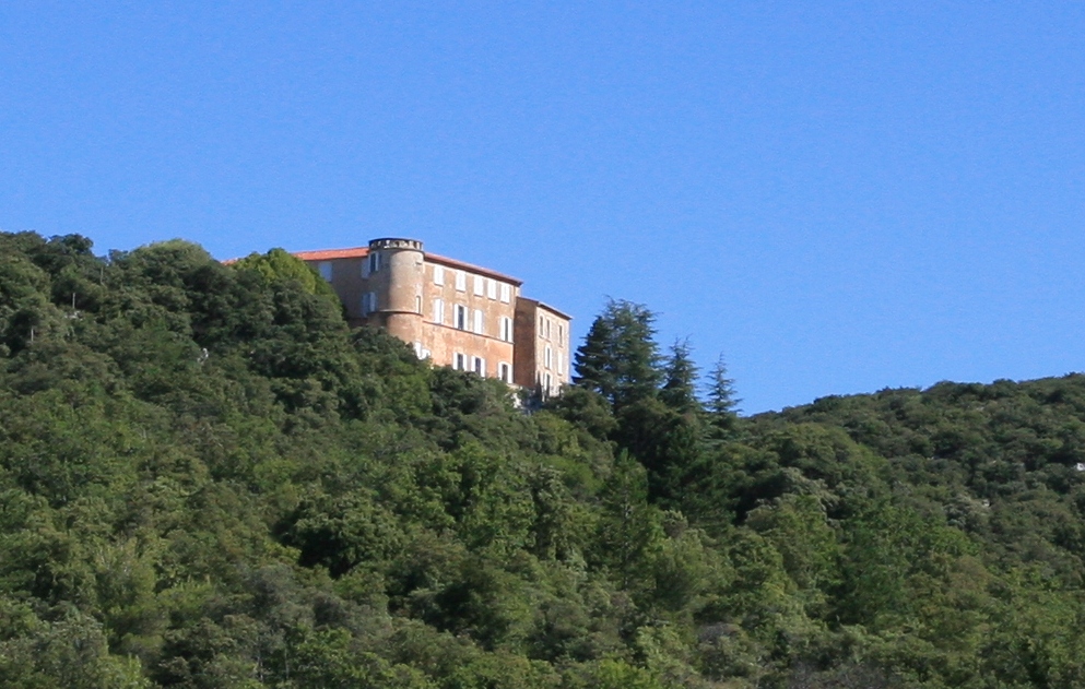 Mairie de Lioux 84220, entre Saint-Saturnin-les-Apt et Joucas   