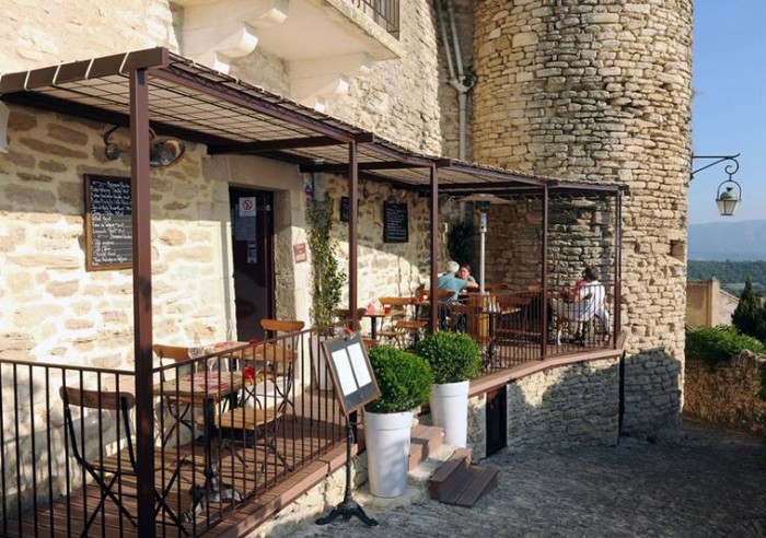 Bâtisse en pierres dans le vieux village de Gordes