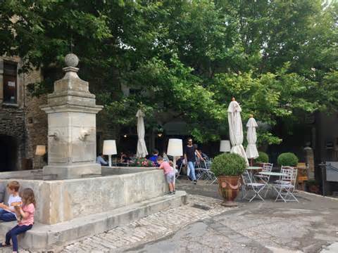 Fontaine et rues pavées au coeur du village