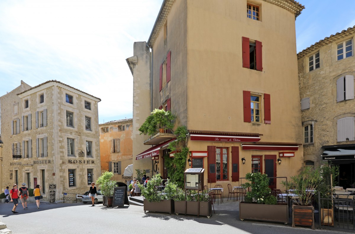 Les Cuisines du Château, proche de l'agence Rosier à Gordes