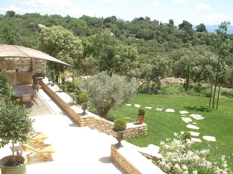 Vue sur le Luberon et proximité du village de Gordes