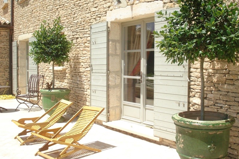Accès à pied au village de Gordes pour cette belle maison en location