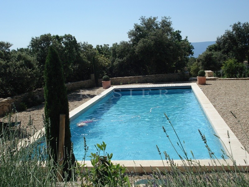 Piscine à l'écart de la maison