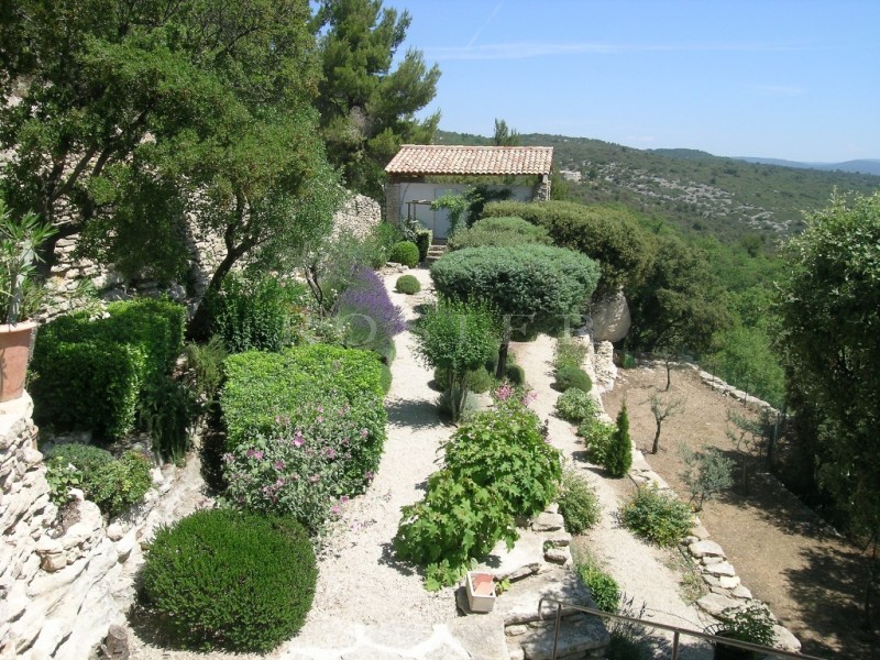 Maison au calme à Gordes  avec vue dominante en location saisonnière