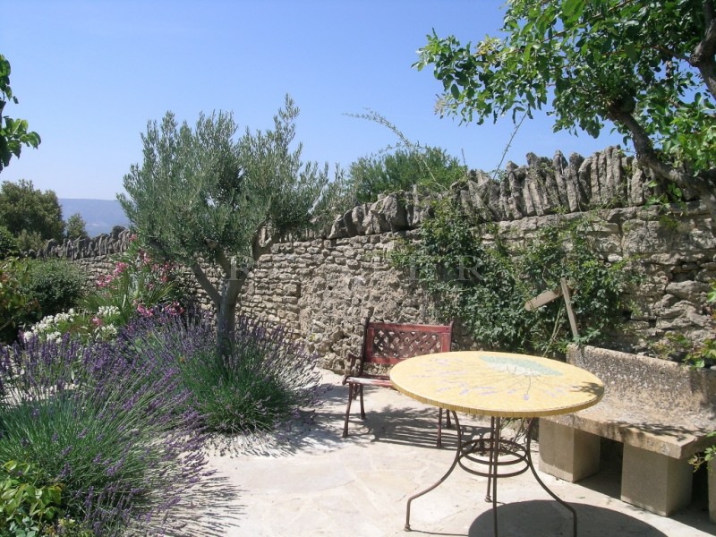 Maison au calme à Gordes  avec vue dominante en location saisonnière