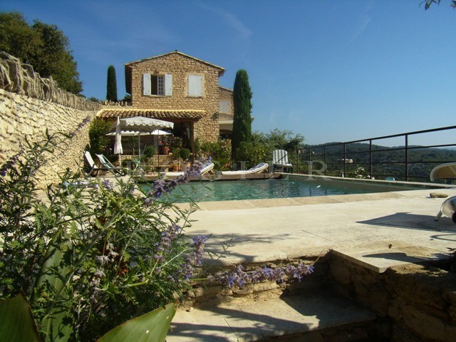 Maison au calme à Gordes  avec vue dominante en location saisonnière