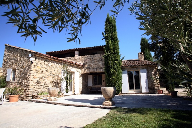 Maison en pierres à Gordes, en pleine nature,  à louer.