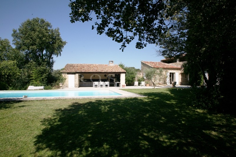 Maison en pierres à Gordes, en pleine nature,  à louer.