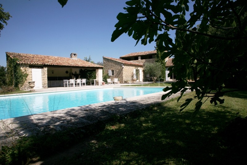 Maison en pierres à Gordes, en pleine nature,  à louer.