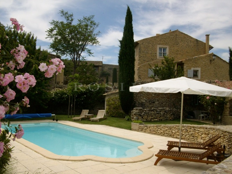 Location saisonnière de prestige, à Gordes,  maison pour vos vacances au soleil   