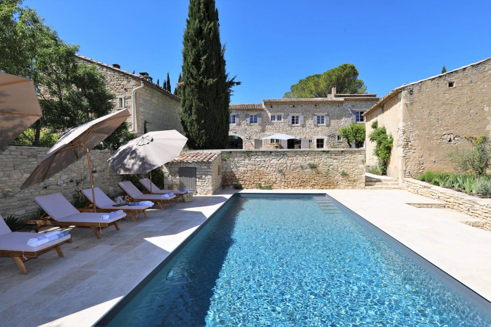 A Gordes, confortable maison de vacances pour 6 personnes avec piscine.     