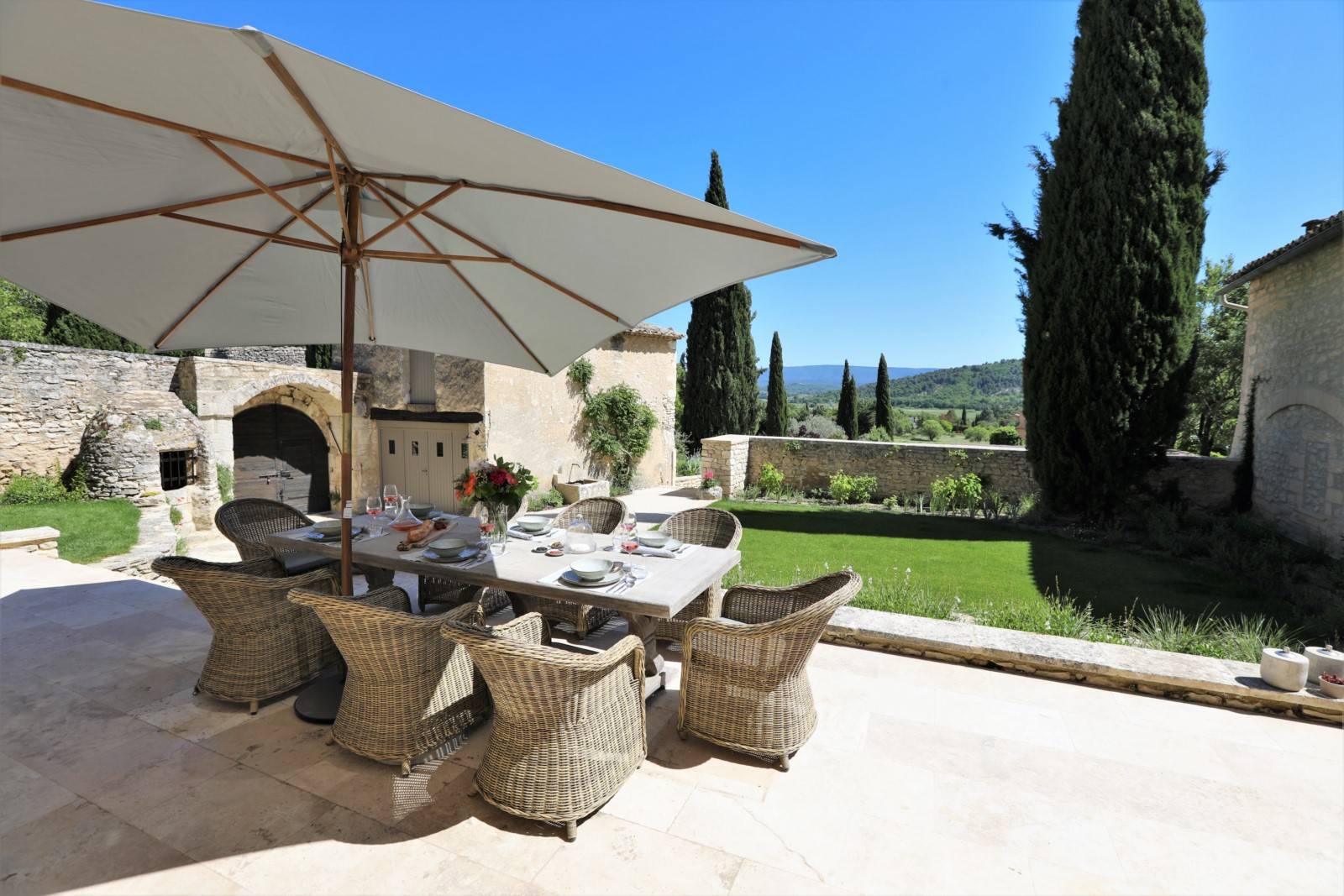 A Gordes, confortable maison de vacances pour 6 personnes avec piscine.     