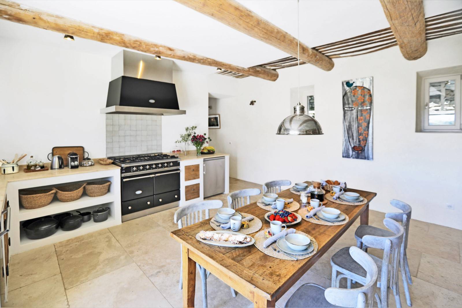 A Gordes, confortable maison de vacances pour 6 personnes avec piscine.     