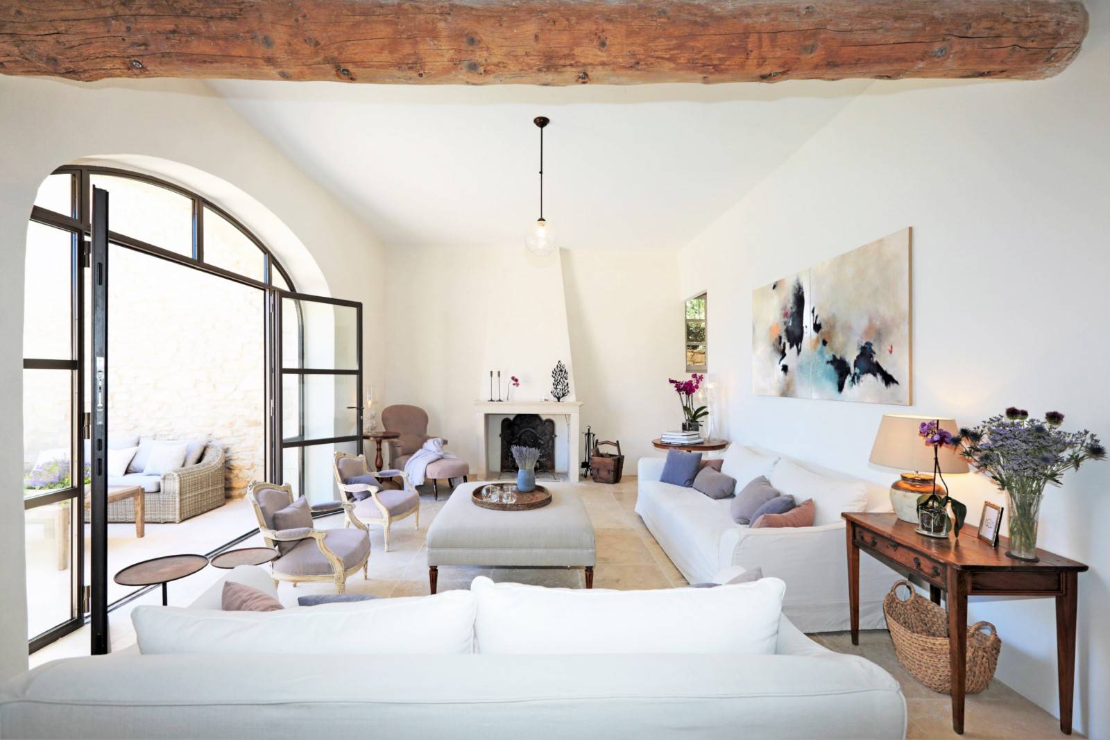 A Gordes, confortable maison de vacances pour 6 personnes avec piscine.     
