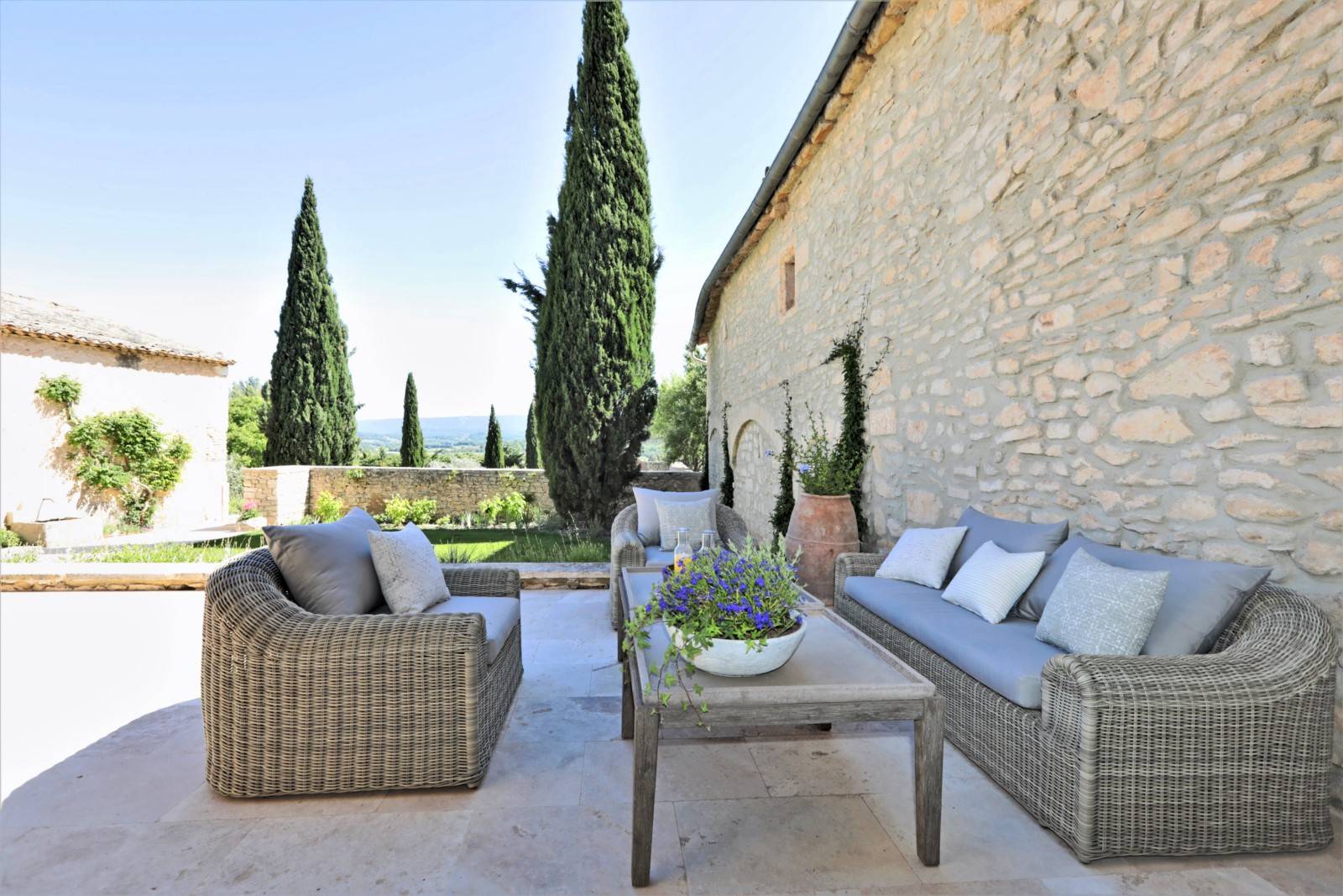 A Gordes, confortable maison de vacances pour 6 personnes avec piscine.     
