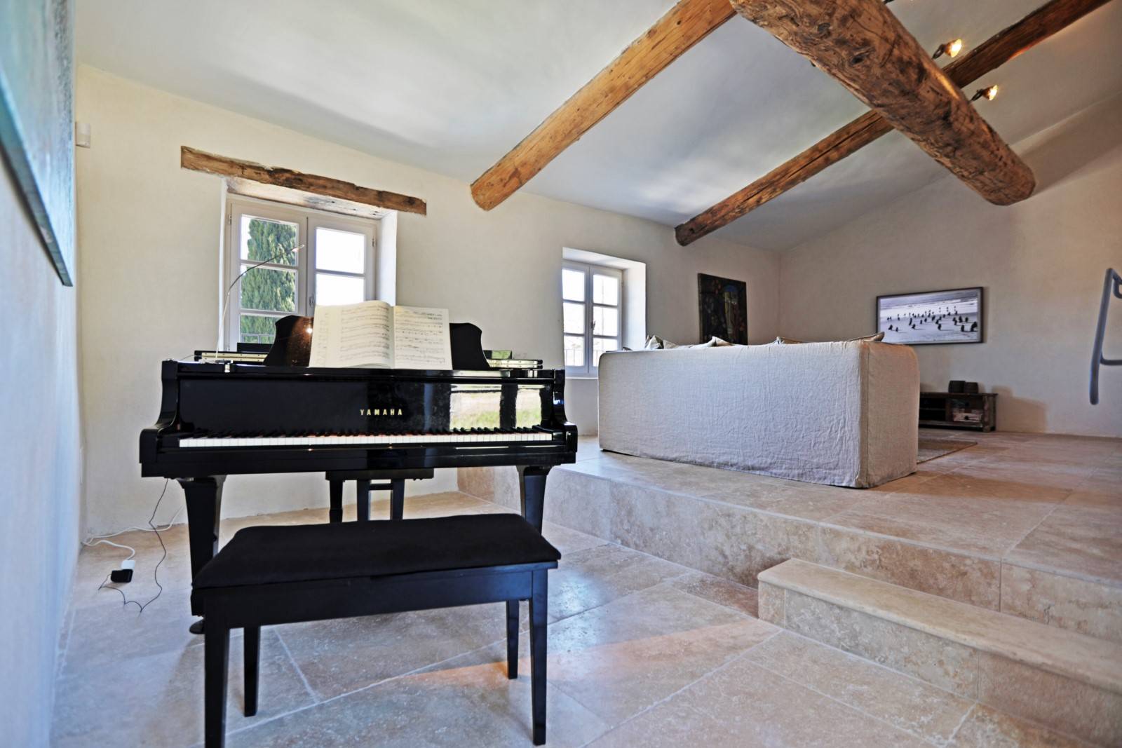 A Gordes, confortable maison de vacances pour 6 personnes avec piscine.     
