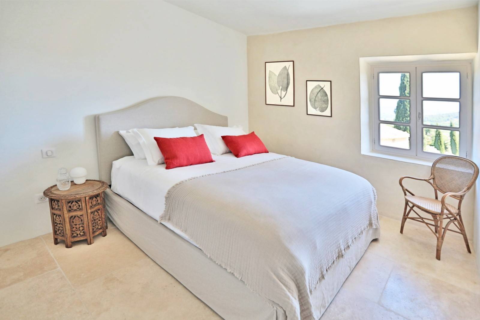 A Gordes, confortable maison de vacances pour 6 personnes avec piscine.     