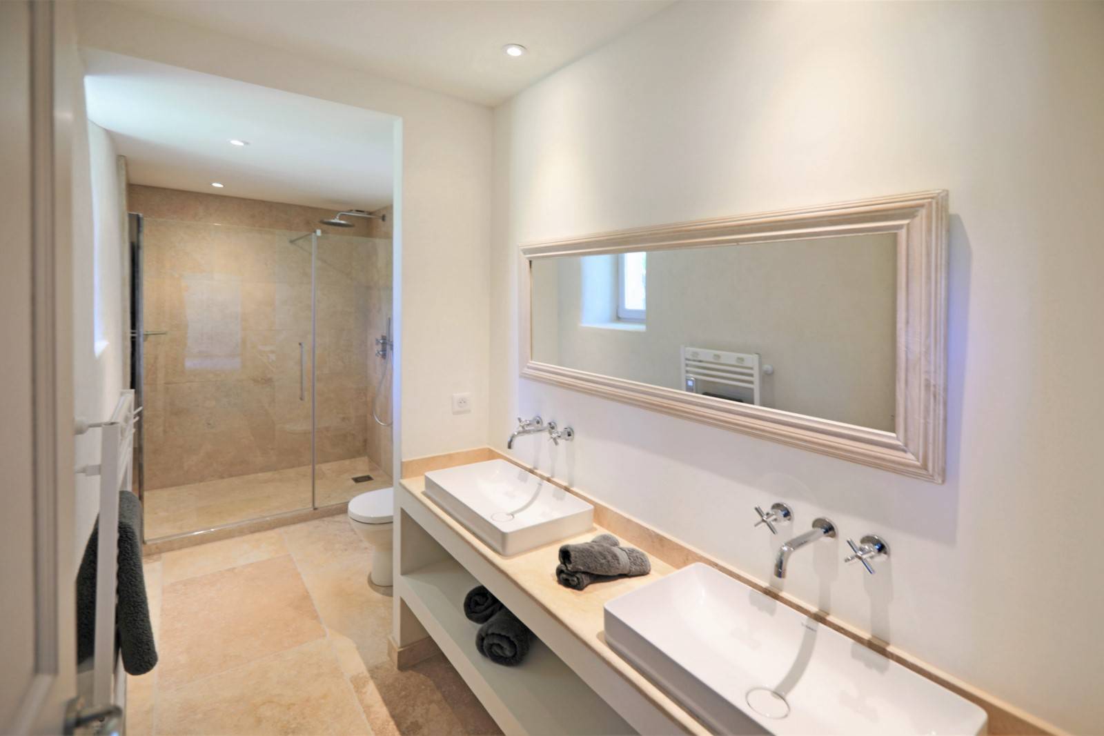 A Gordes, confortable maison de vacances pour 6 personnes avec piscine.     