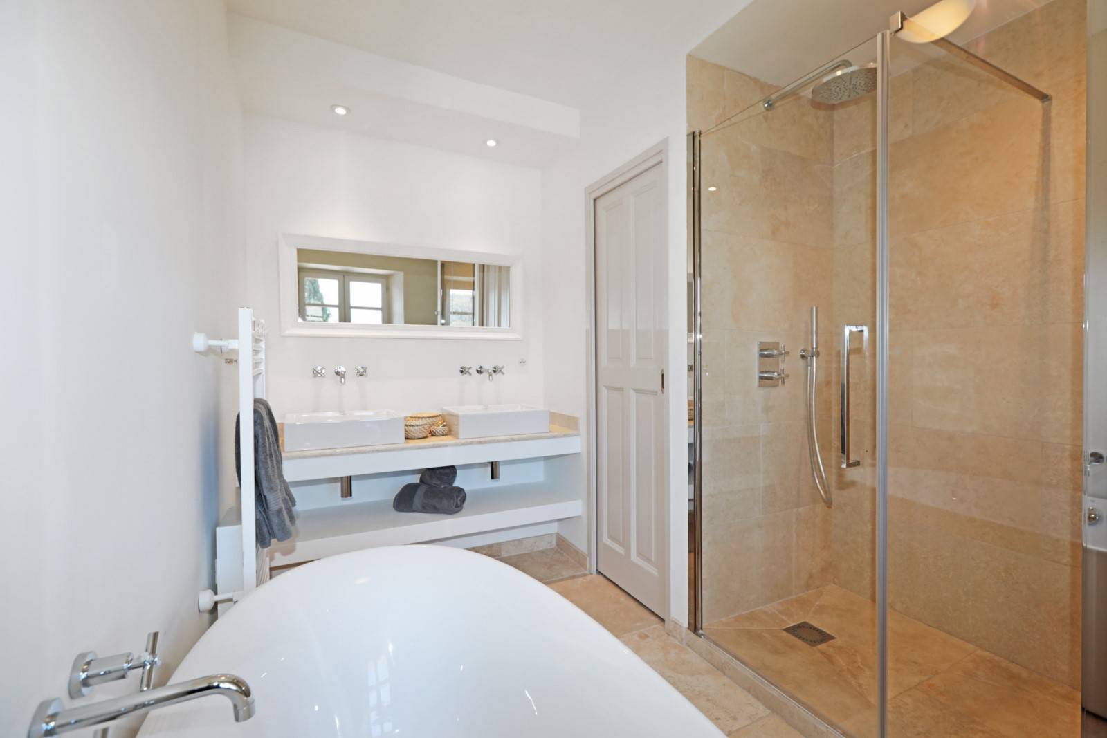 A Gordes, confortable maison de vacances pour 6 personnes avec piscine.     