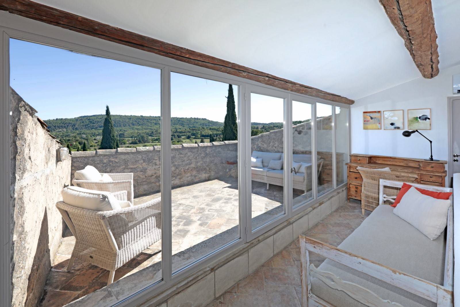 A Gordes, confortable maison de vacances pour 6 personnes avec piscine.     