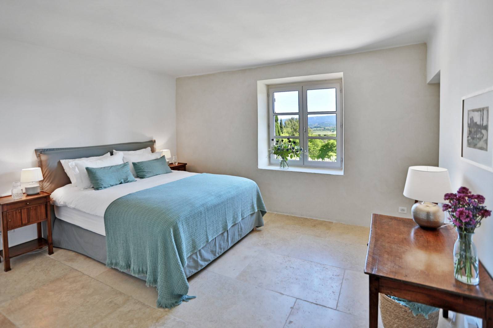 A Gordes, confortable maison de vacances pour 6 personnes avec piscine.     