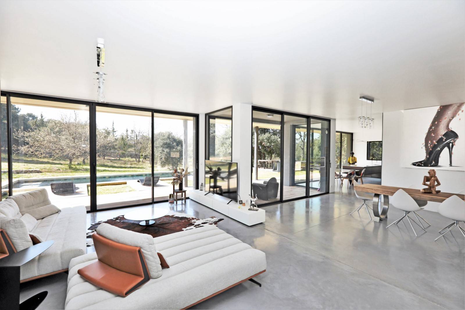 à Venasque, magnifique villa contemporaine offrant des prestations de qualité.   