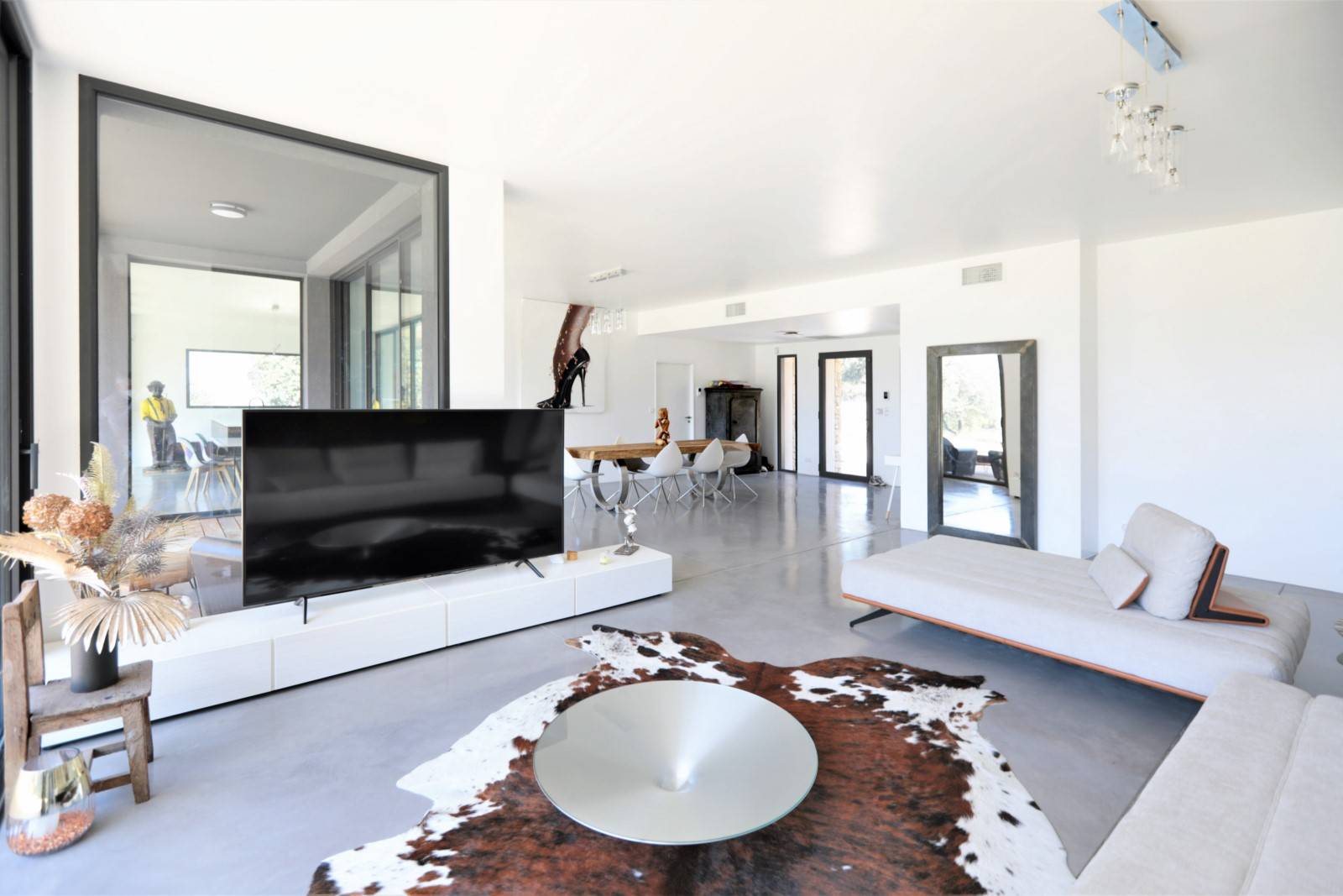 à Venasque, magnifique villa contemporaine offrant des prestations de qualité.   