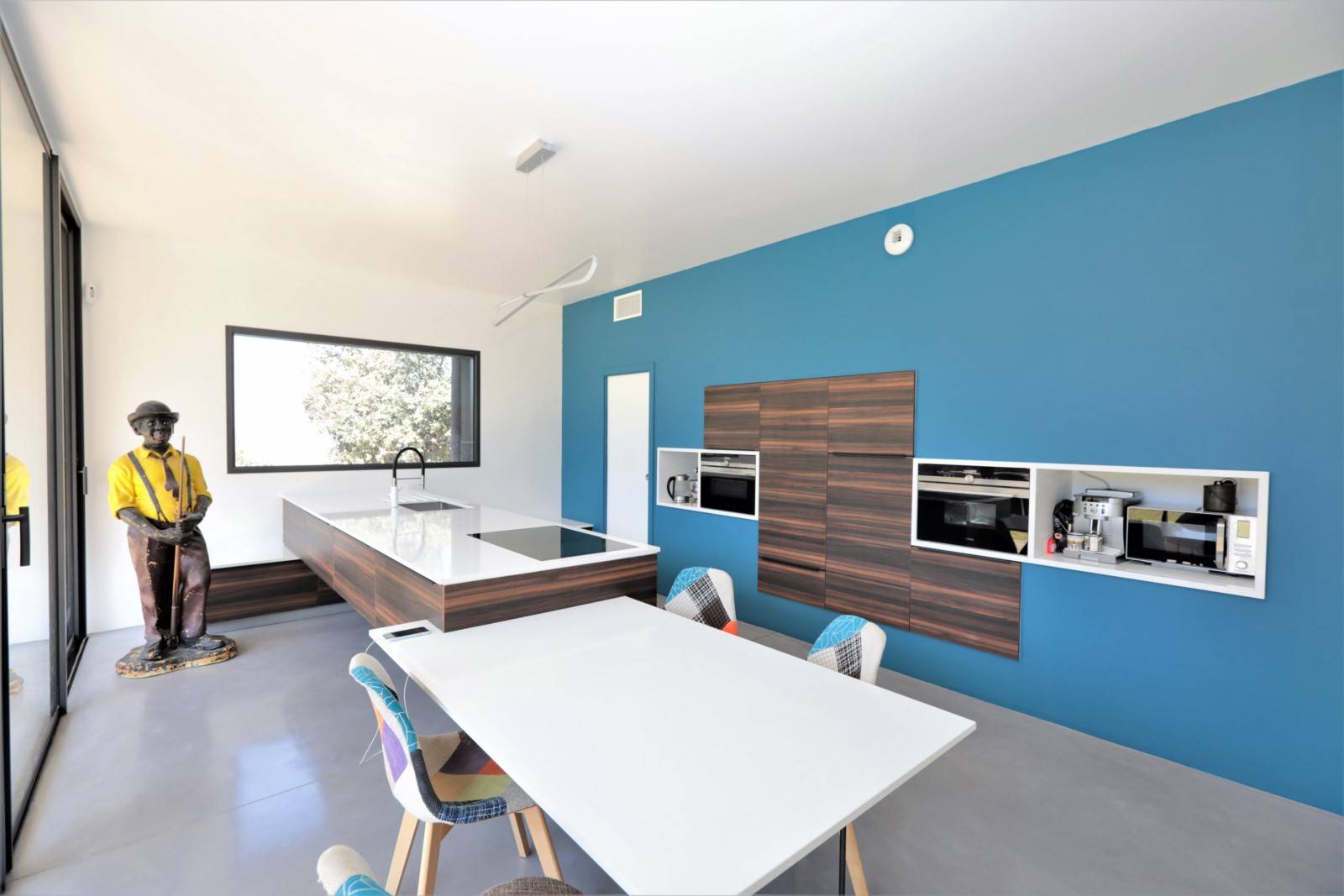 à Venasque, magnifique villa contemporaine offrant des prestations de qualité.   