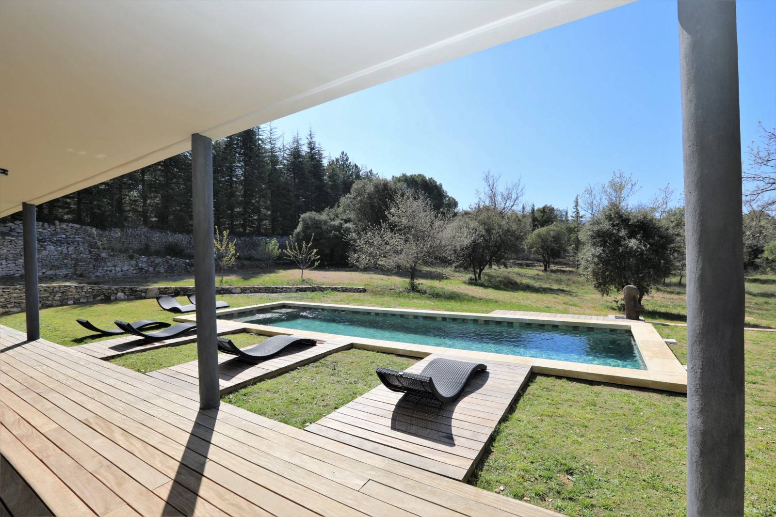 à Venasque, magnifique villa contemporaine offrant des prestations de qualité.   