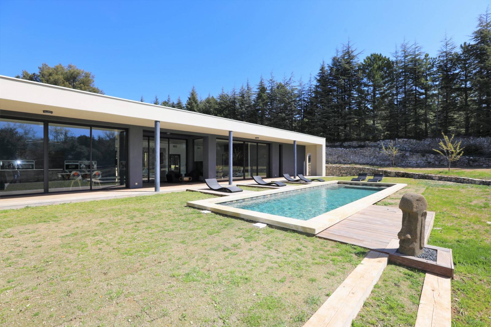à Venasque, magnifique villa contemporaine offrant des prestations de qualité.   