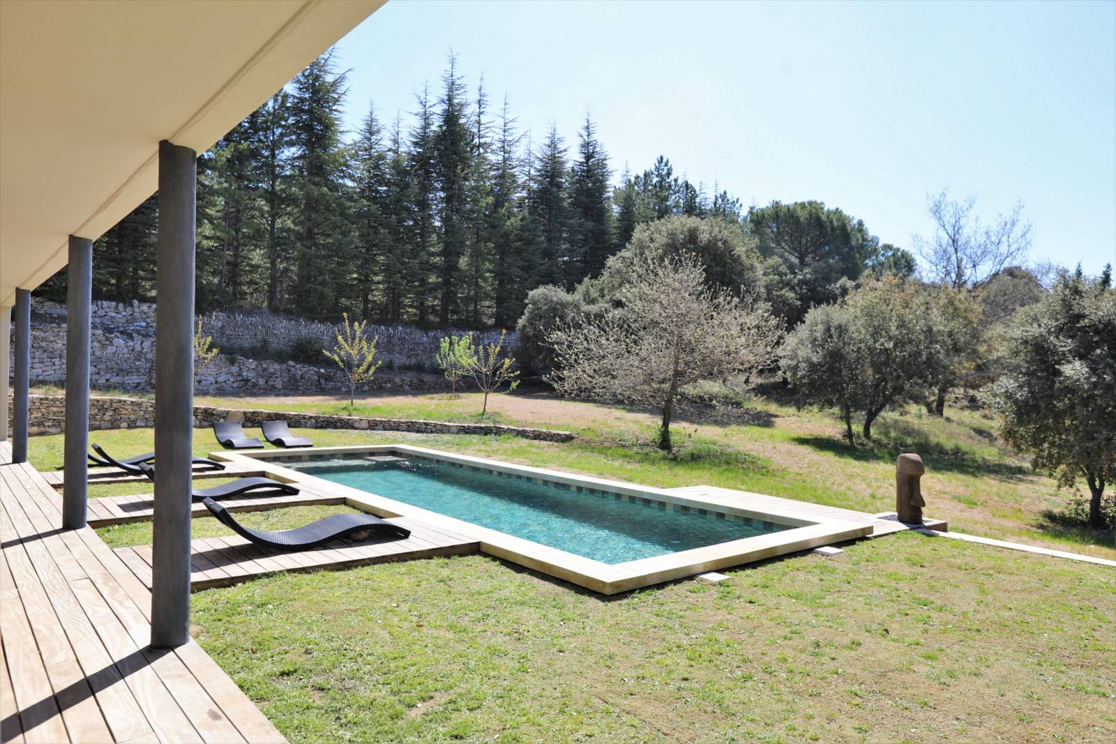 à Venasque, magnifique villa contemporaine offrant des prestations de qualité.   