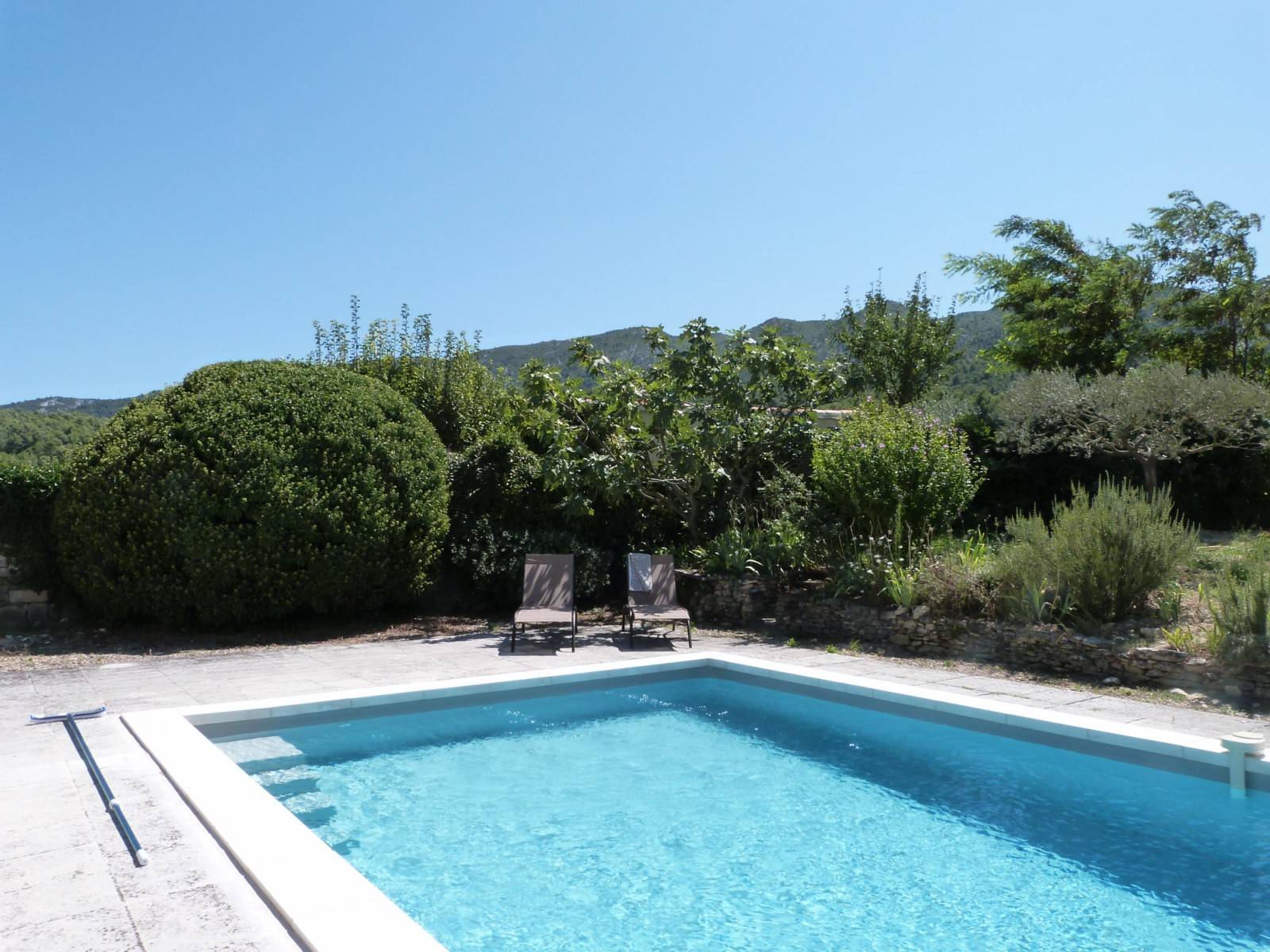 Location au cœur du Luberon entre oliviers et vignes, belle propriété de vacances avec vue panoramique sur le Luberon et les Monts de Vaucluse   