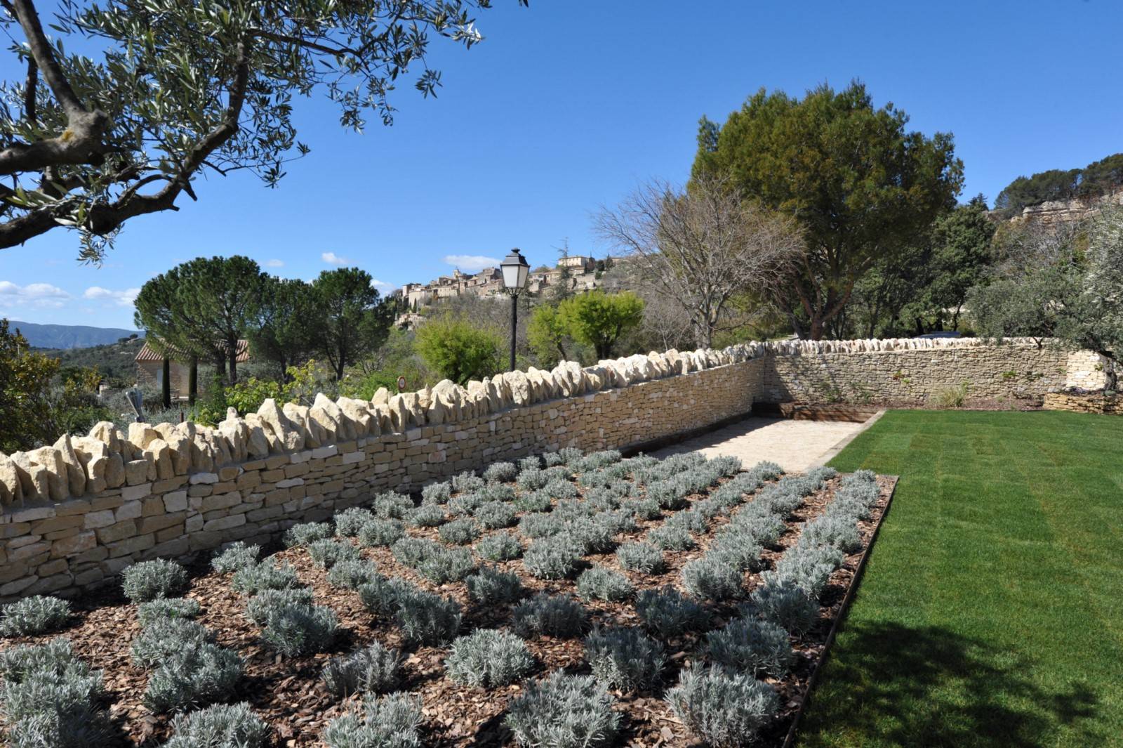 Location belle propriété de plain-pied située à Gordes avec jardin paysager, piscine chauffée et vue sur le Luberon   