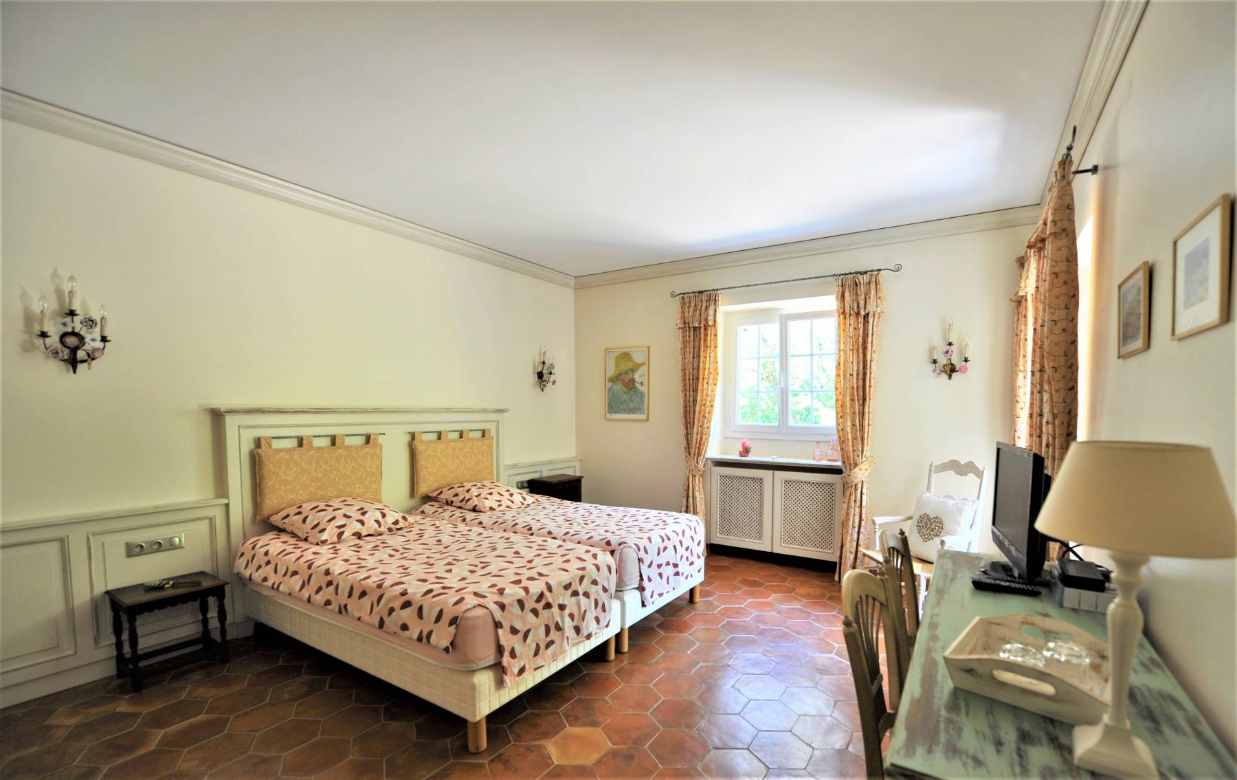 Location Bonnieux : superbe maison en pierre dans un environnement calme   