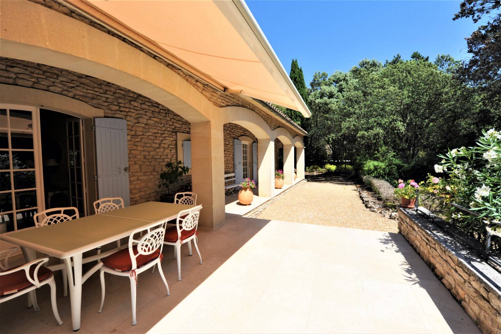 Location Bonnieux : superbe maison en pierre dans un environnement calme   