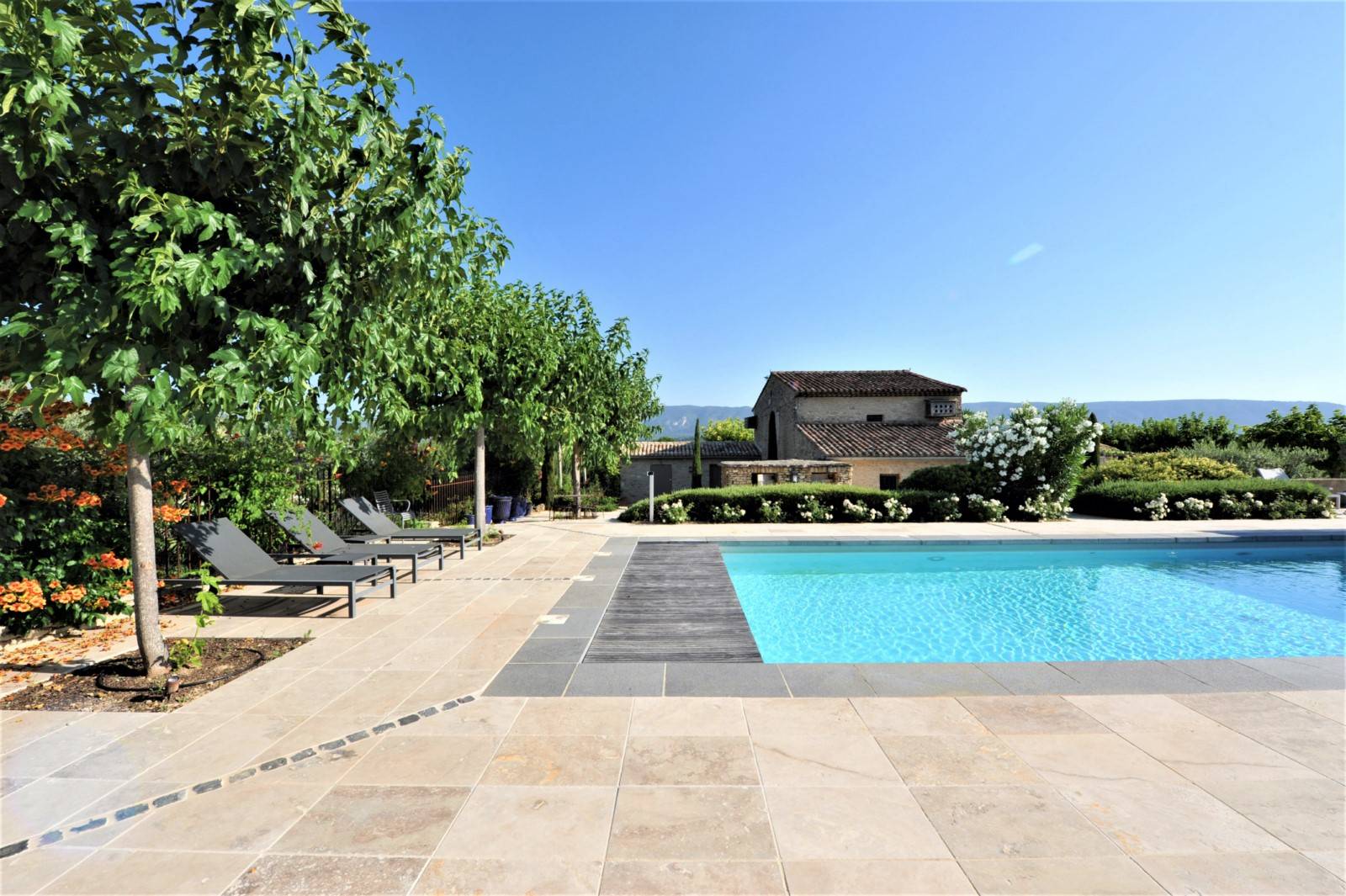 Location authentique Mas Provençal entouré de vignes et de lavandes à Gordes   