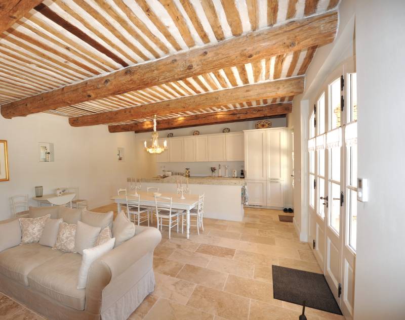 Villa d'architecte en pierres au pied de Gordes avec piscine, grand jardin boisé et prestations haut de gamme.