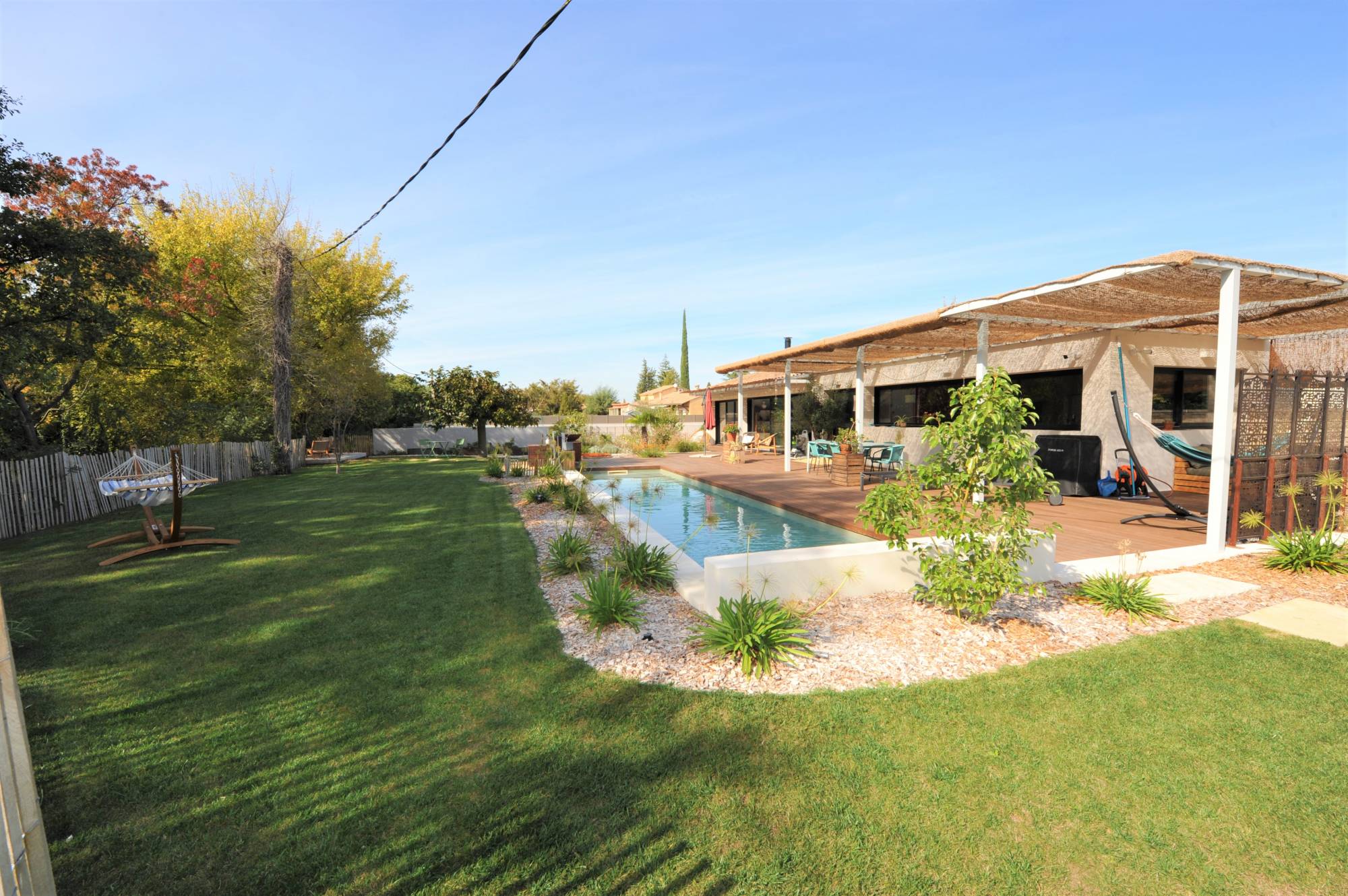 Superbe maison contemporaine avec couloir de nage esprit bassin