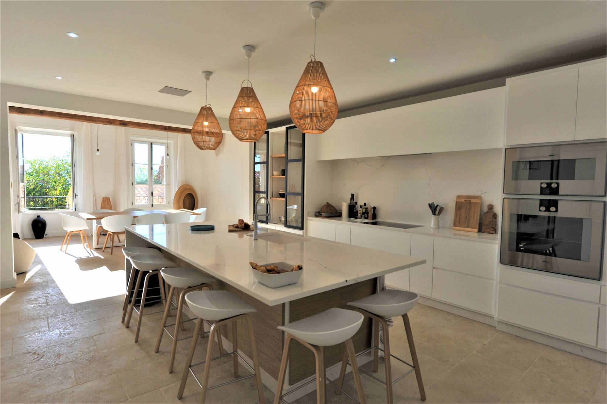 Location magnifique maison de maître datant du XVIIIème siècle entièrement rénovée avec jardin paysagé et piscine chauffée.     