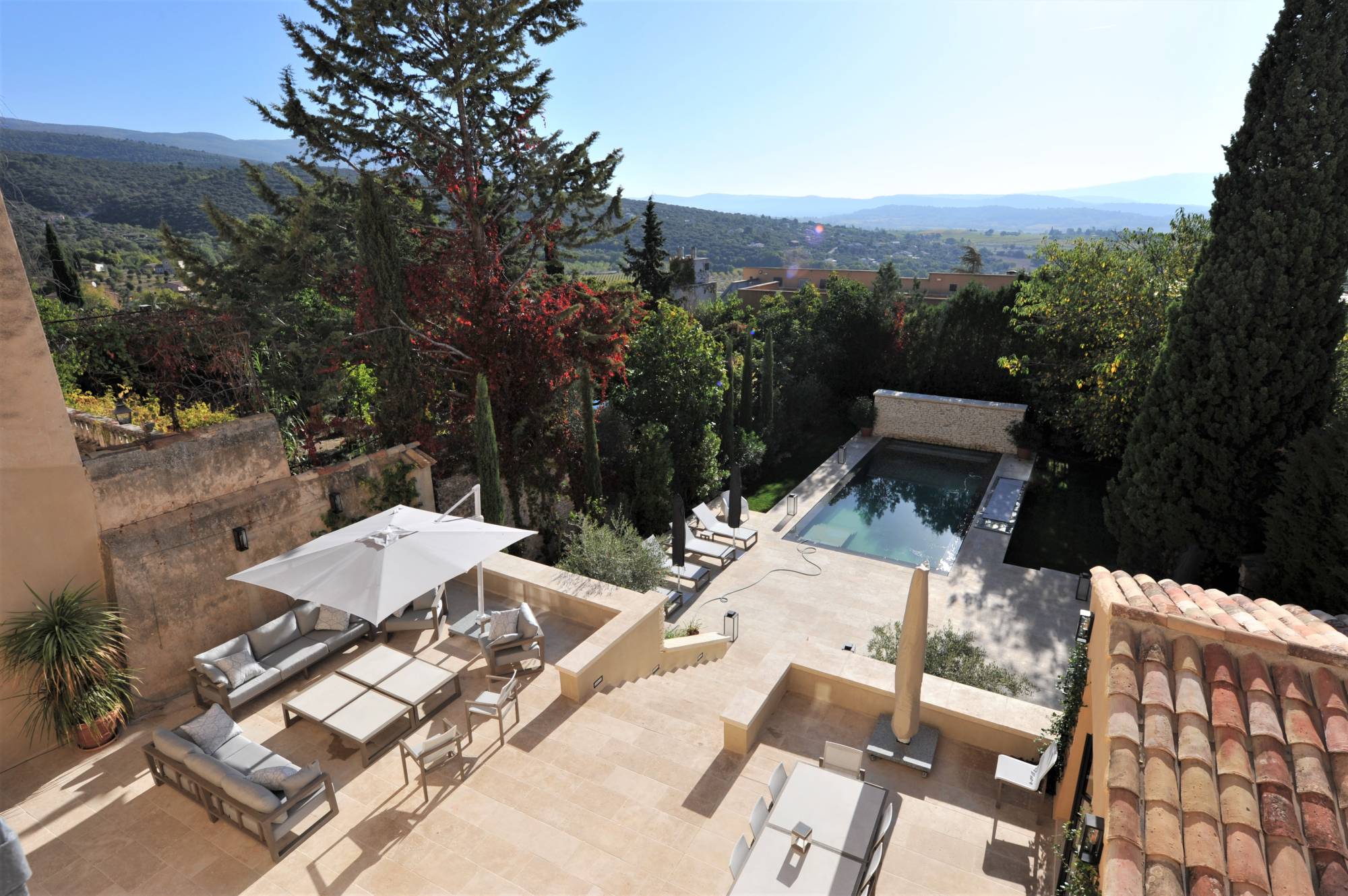 Location magnifique maison de maître datant du XVIIIème siècle entièrement rénovée avec jardin paysagé et piscine chauffée.     